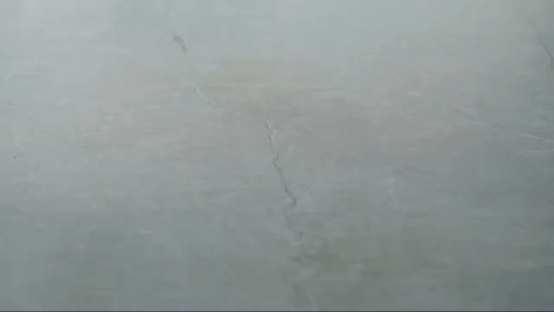 Pince qui tombe sur du dekton