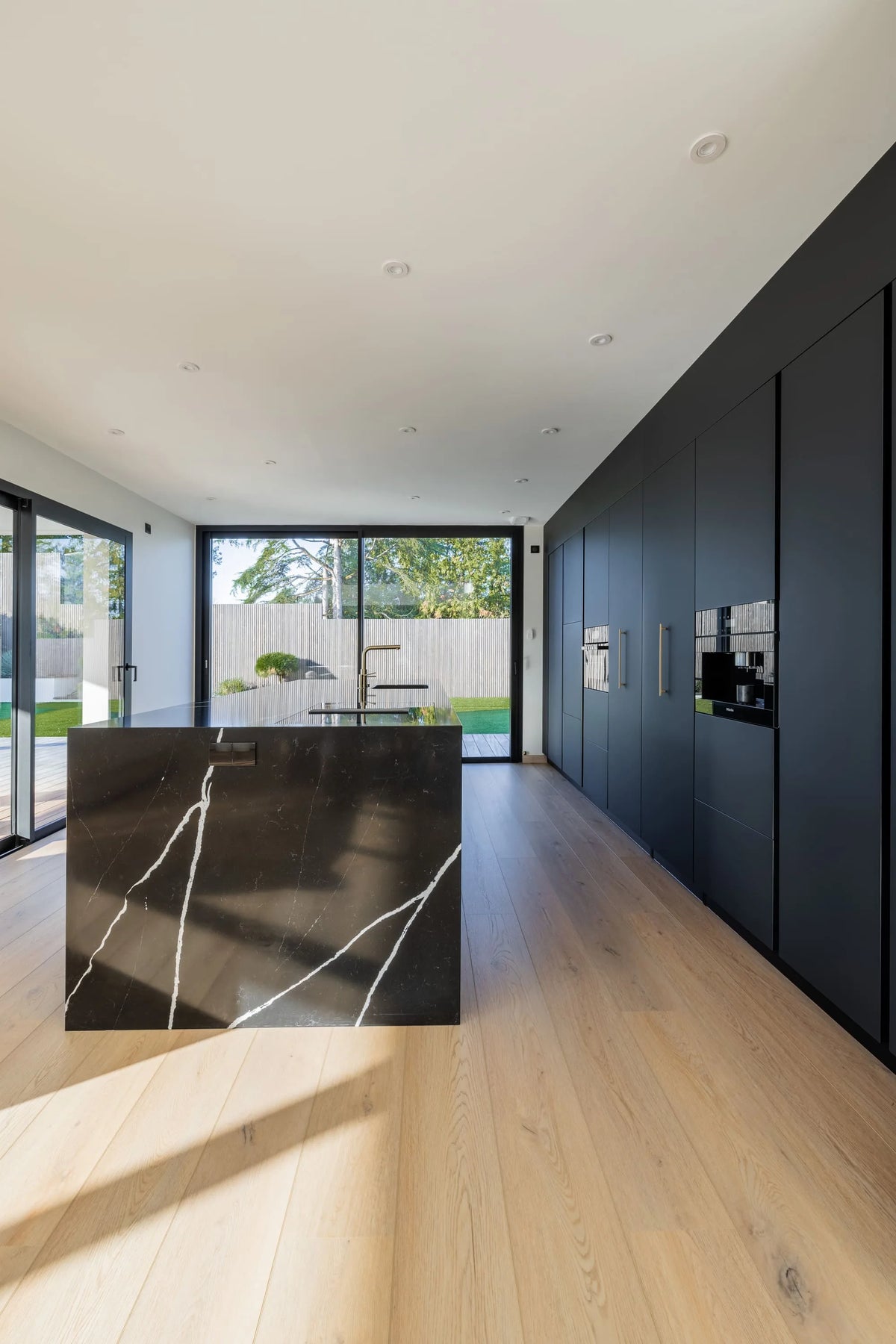 Retour d’îlot en Silestone Et. Marquina jusqu’au sol, cuisine près d’Angoulême