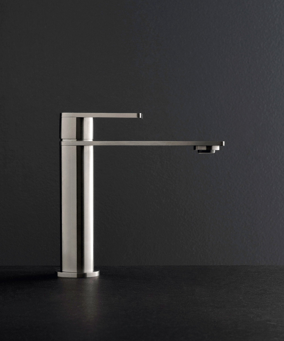 Robinet de lavabo Treemme 3.6 en métal brossé sur fond sombre