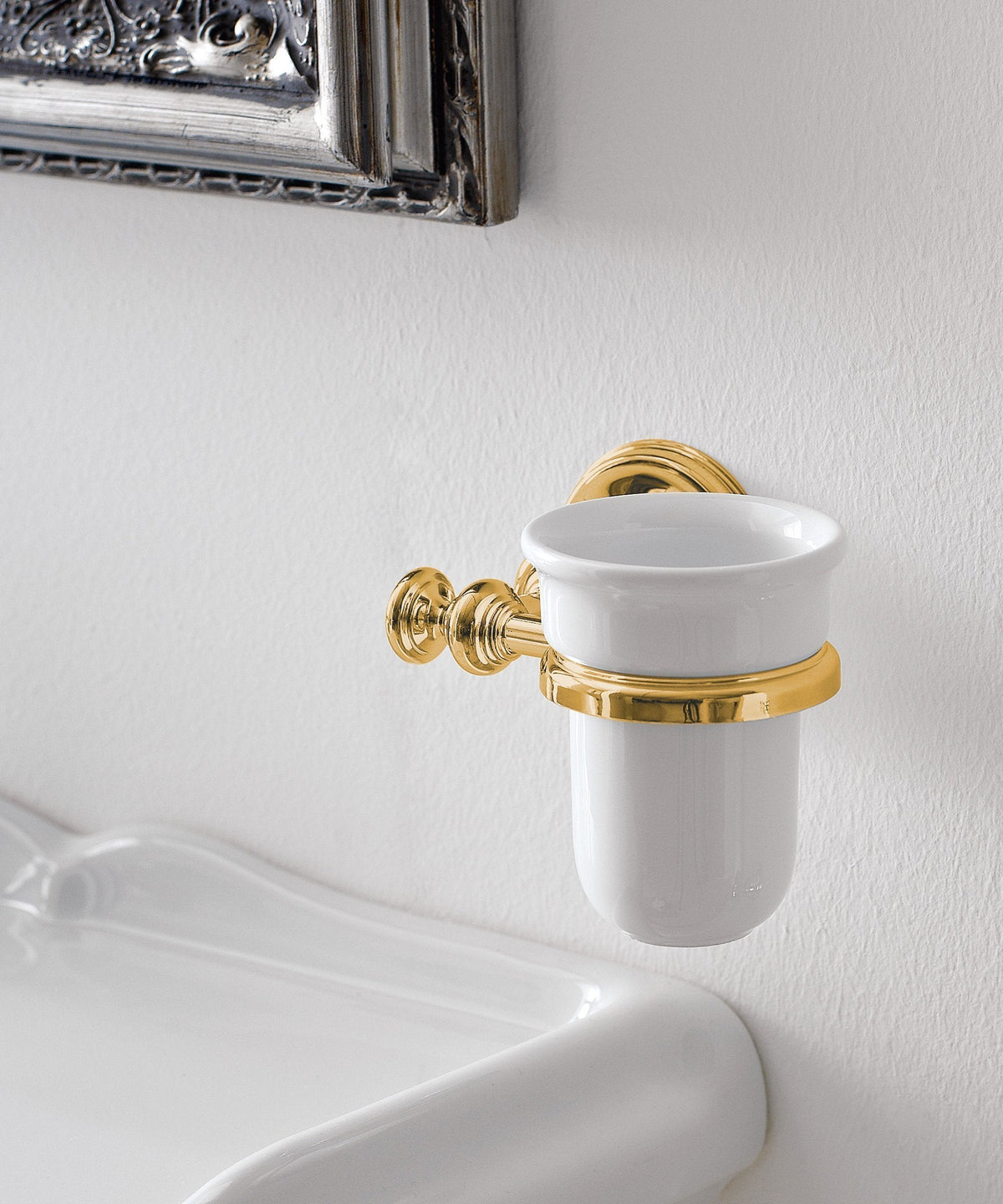 Robinet Treemme 8200 chromé sous un miroir classique