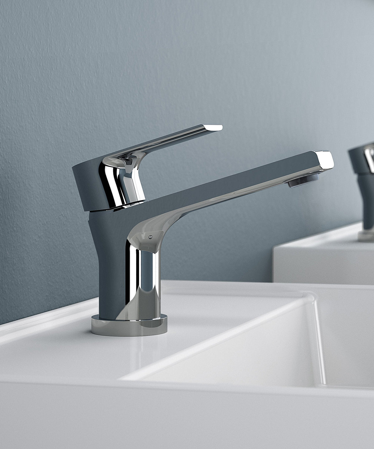 Robinets de lavabo Treemme Bamboo chromés sur fond bleu gris