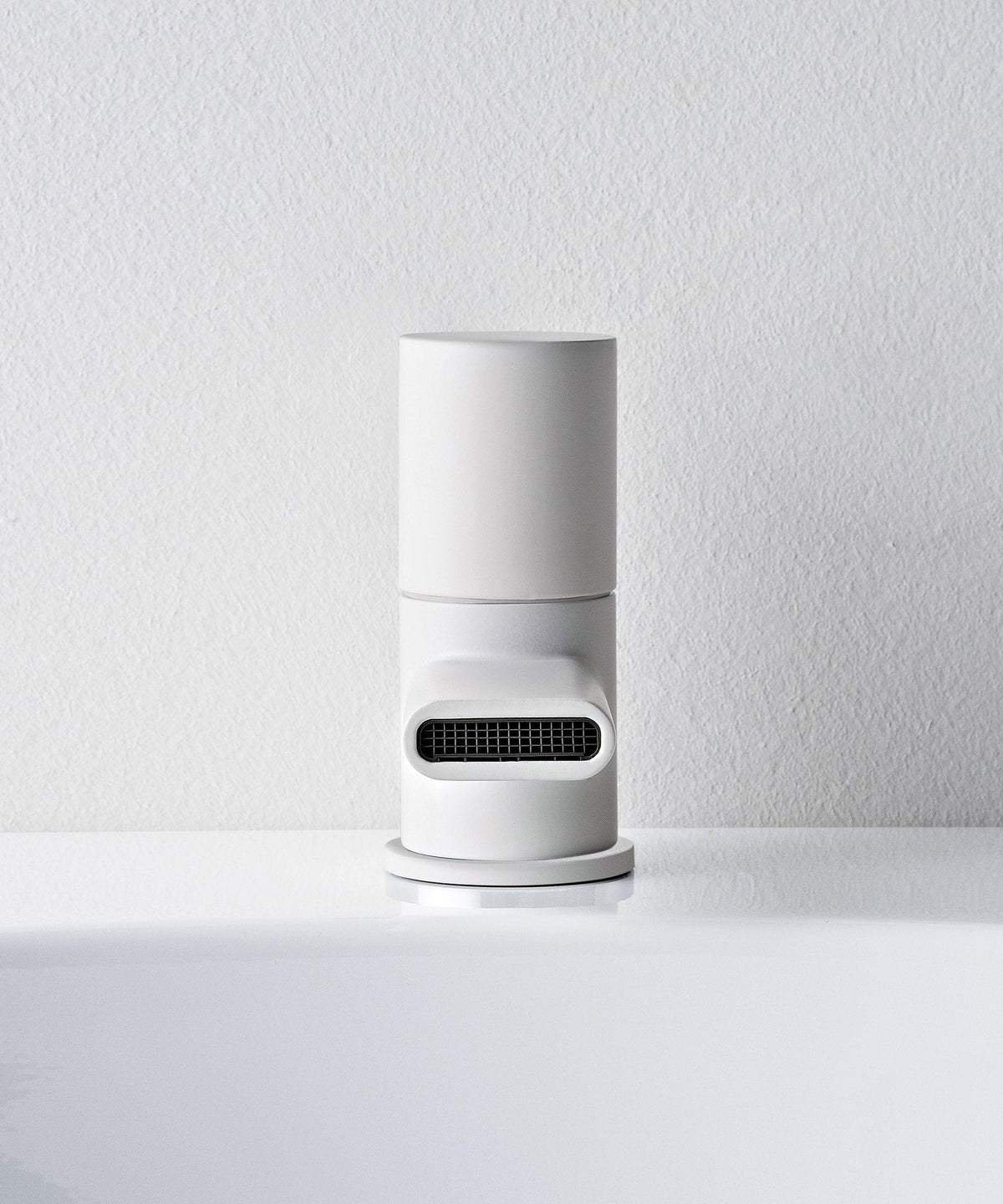 Détail du pied d’un robinet Treemme Nanotech blanc et noir