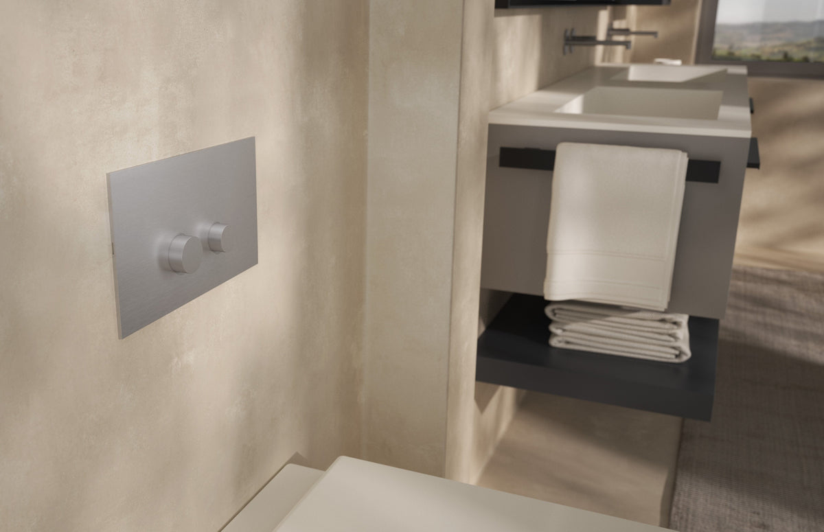 Plaque de commande WC Treemme dans une salle de bain beige