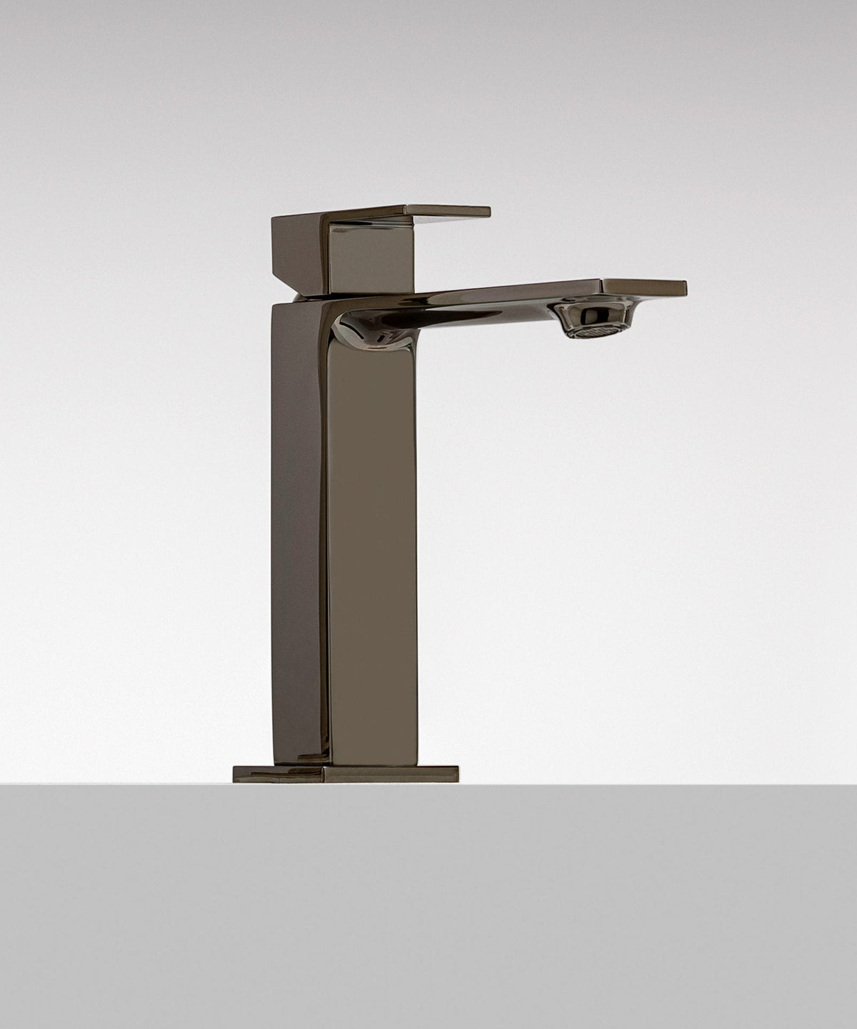 Robinet de lavabo Treemme Q30 en finition bronze sur fond gris