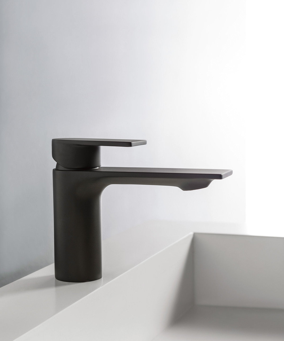 Robinet de lavabo Treemme Ran noir mat dans un décor lumineux