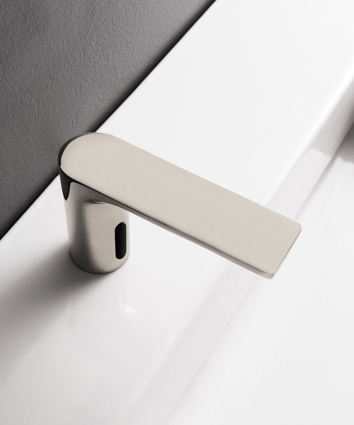 Robinet de lavabo électronique Treemme en finition métal brossé