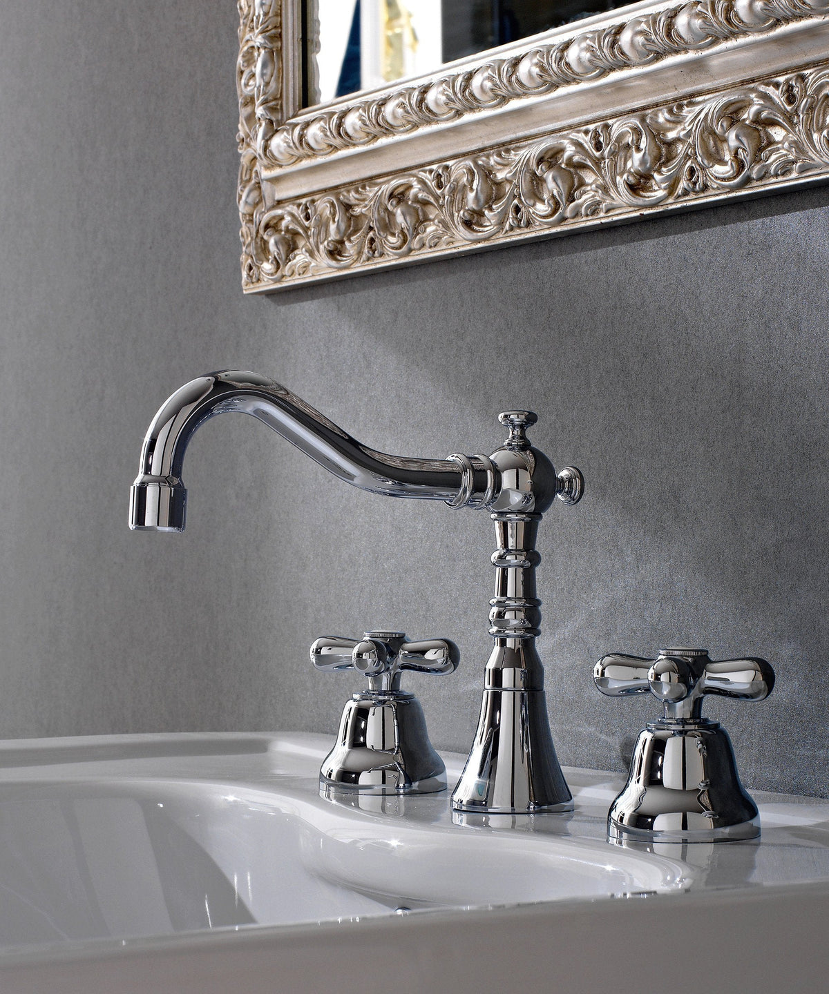 Robinet Treemme Romantica chromé devant un miroir ornementé