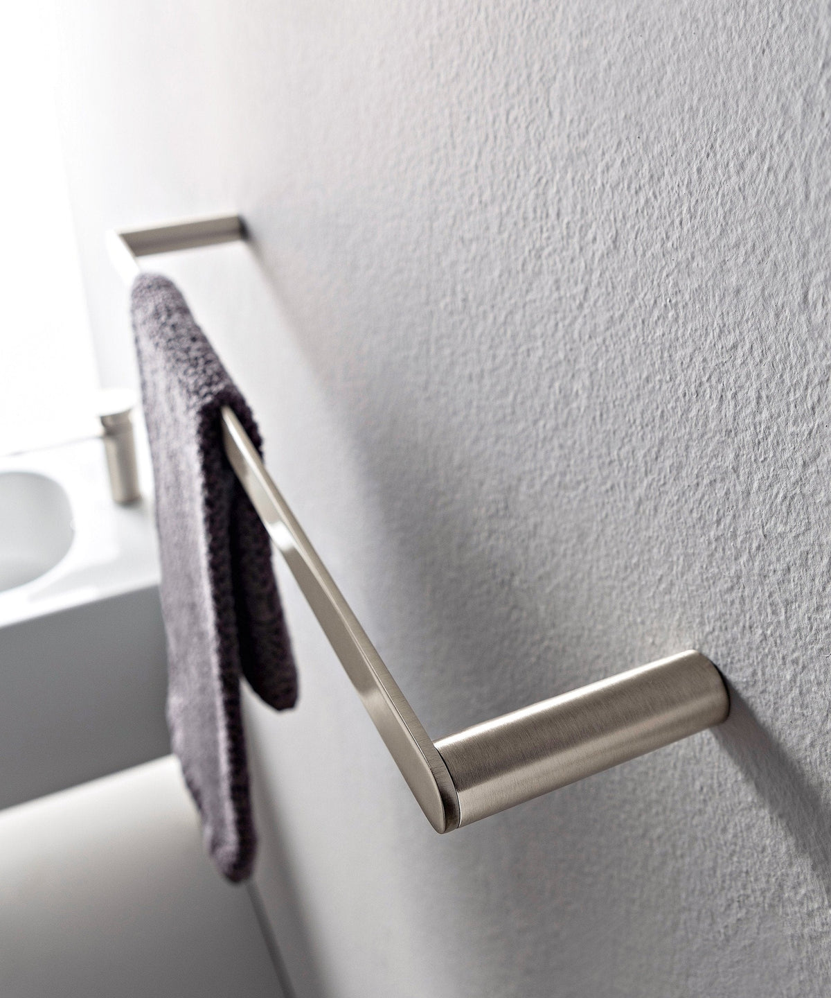Porte-serviettes Treemme Tag en métal brossé sur un mur clair
