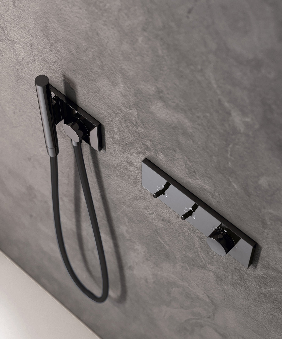Commandes de douche Treemme Watt noires sur une paroi minérale