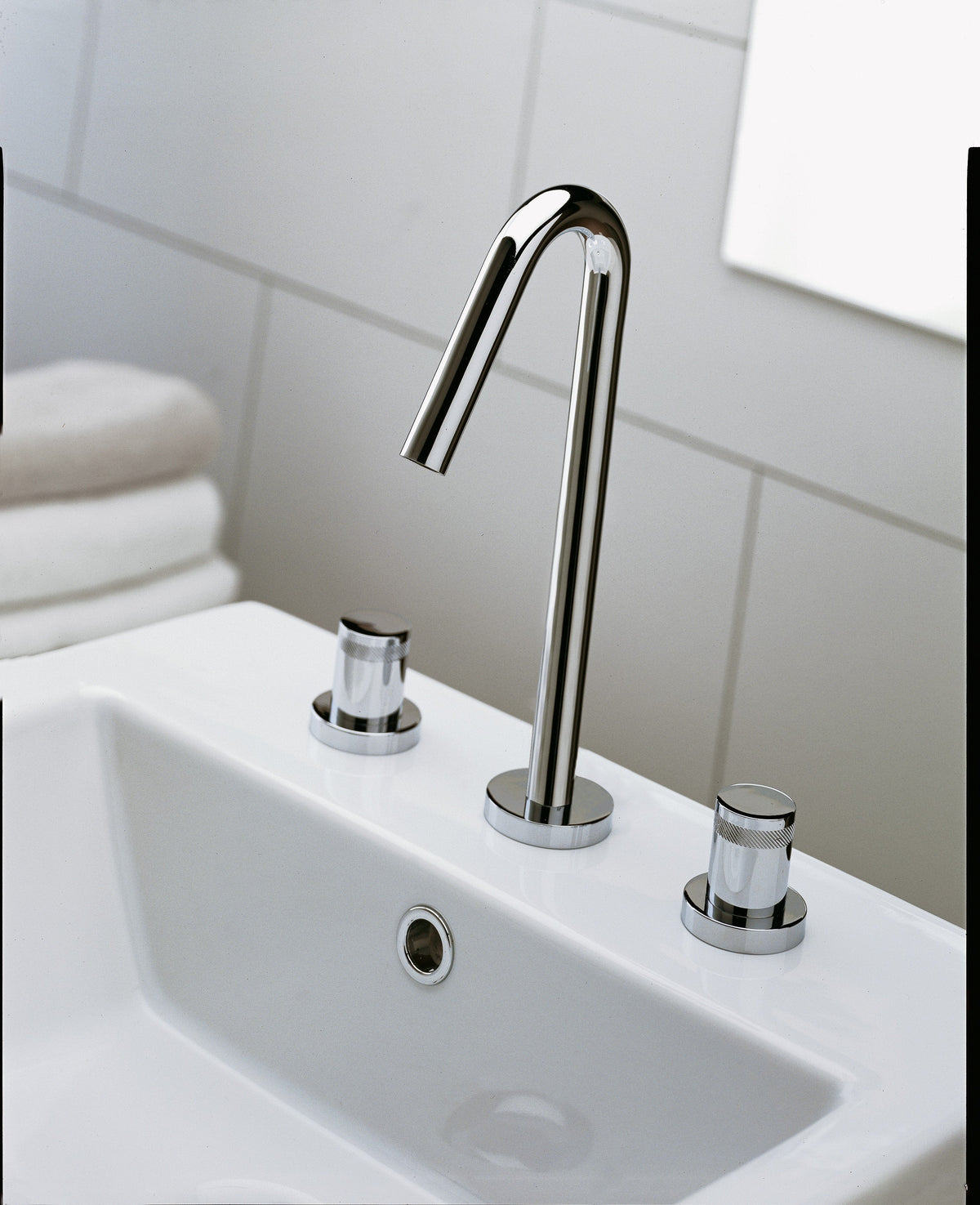 Robinet Treemme X-Change chromé à bec haut dans une salle de bain claire