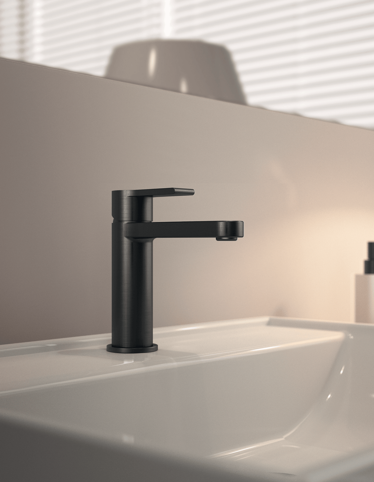 Robinet de lavabo Treemme Xero noir sur une vasque claire
