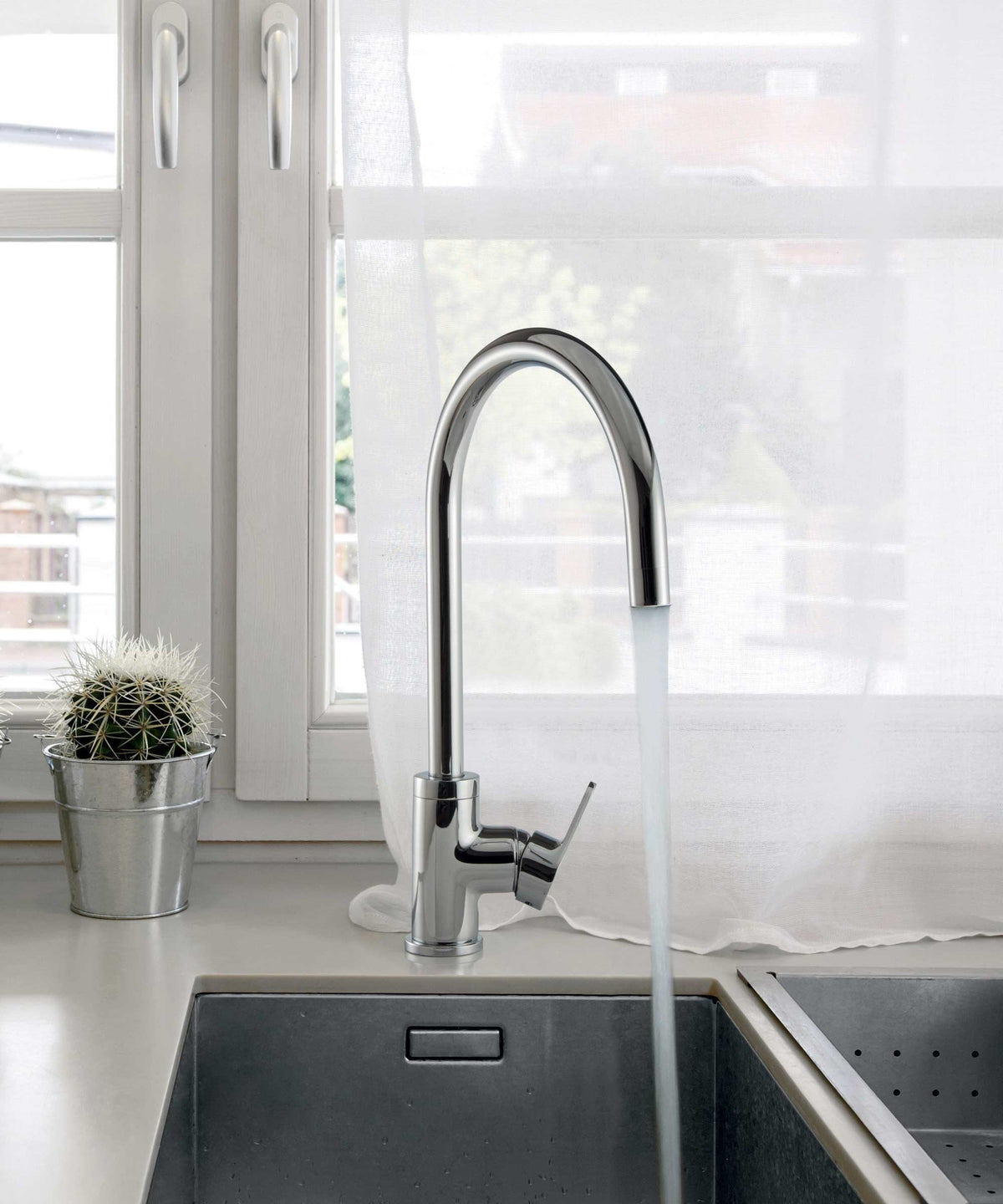 Robinet de cuisine Treemme chromé dans un intérieur lumineux