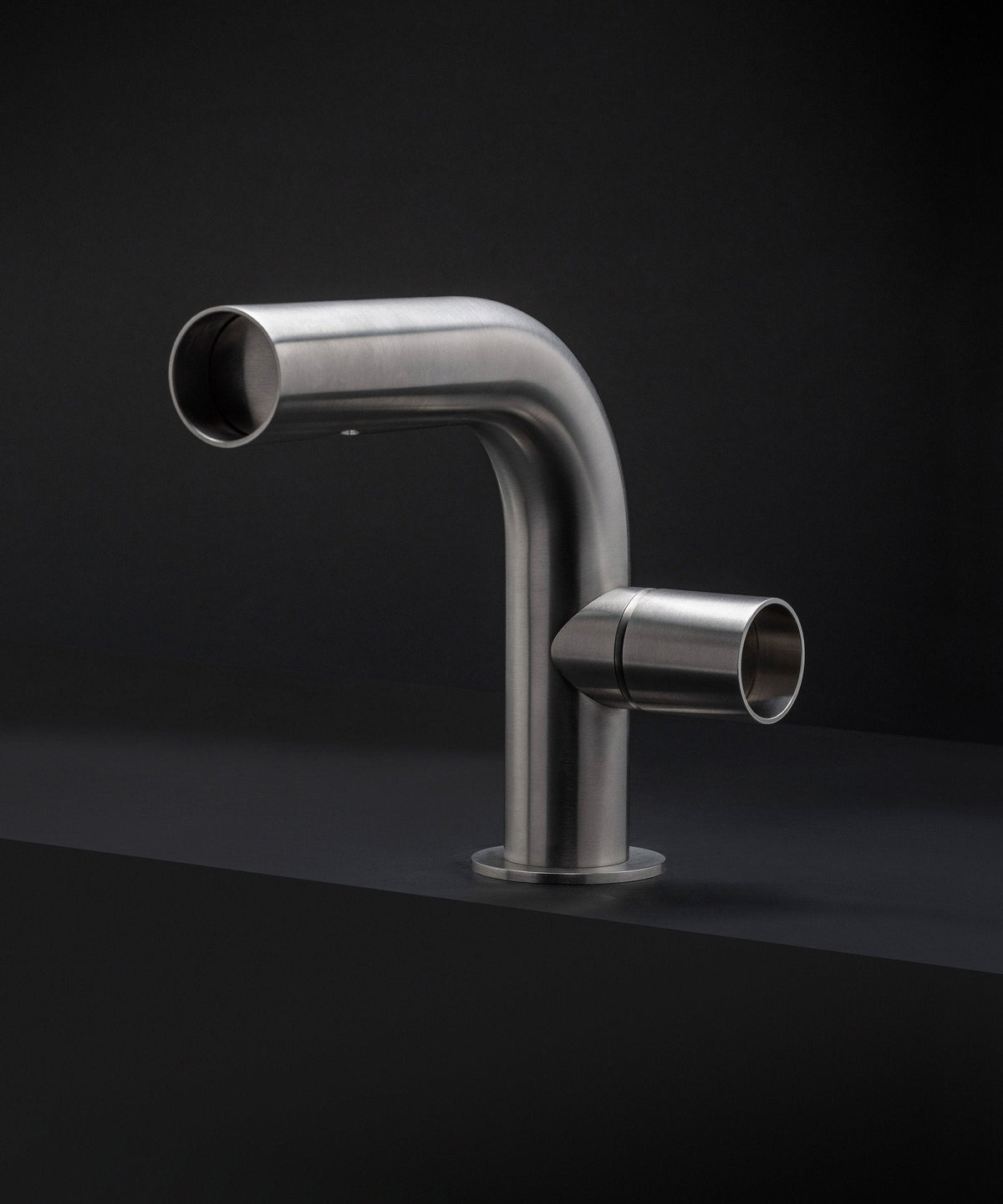 Robinet Treemme Watertube au dessin tubulaire sur fond noir