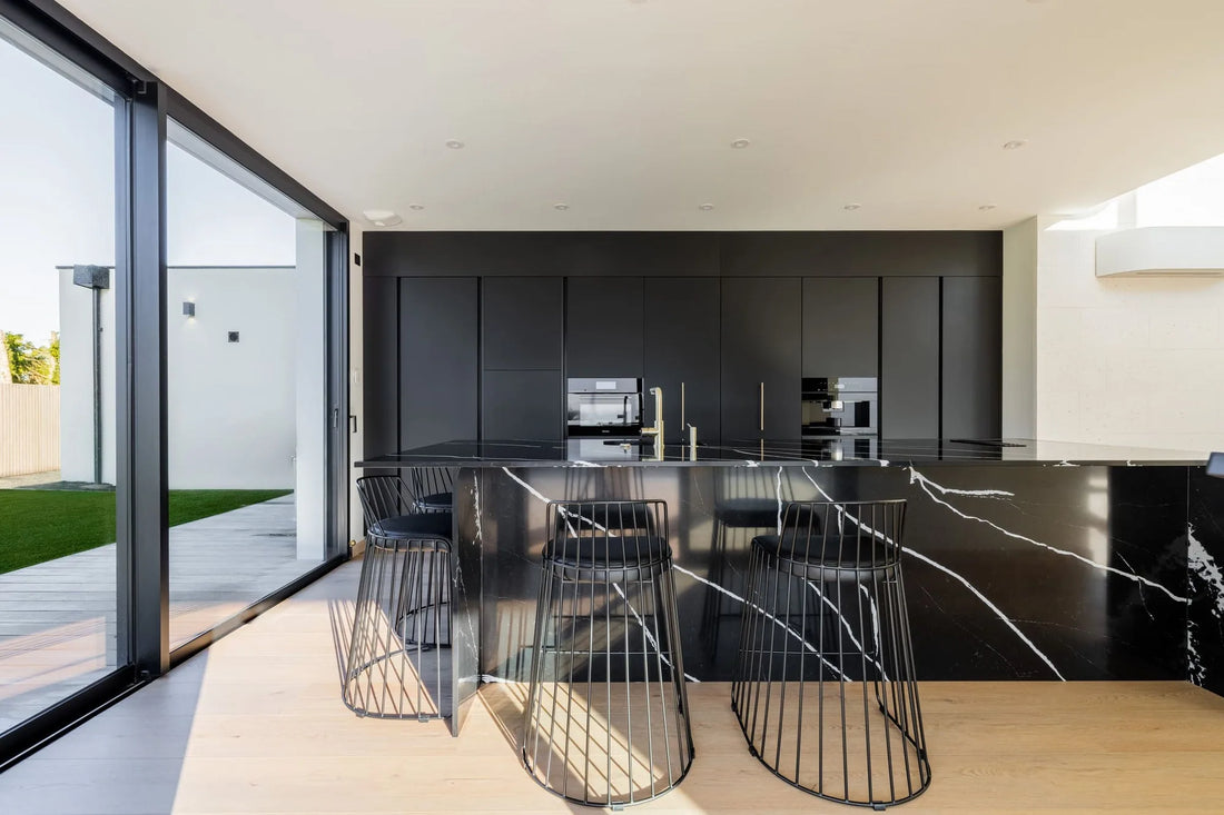 Îlot noir veiné de blanc en Silestone Et. Marquina, villa près d’Angoulême