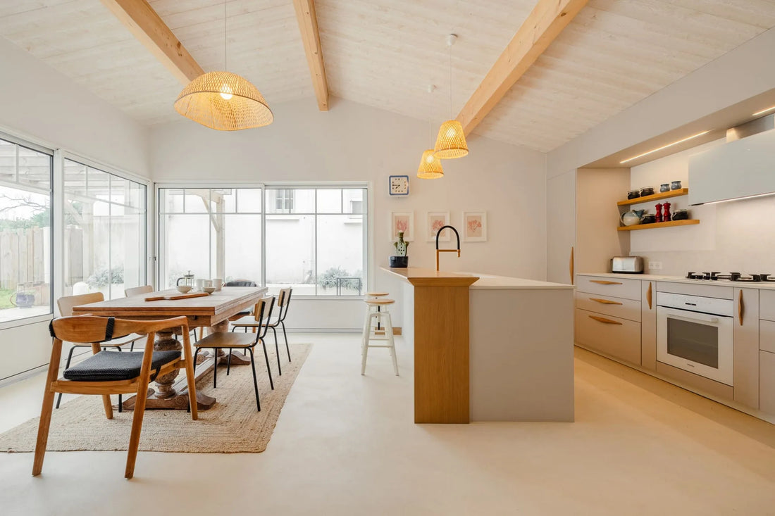 Cuisine ouverte à Ronce-les-Bains, îlot avec plan clair en Dekton Nebbia et grande table en bois