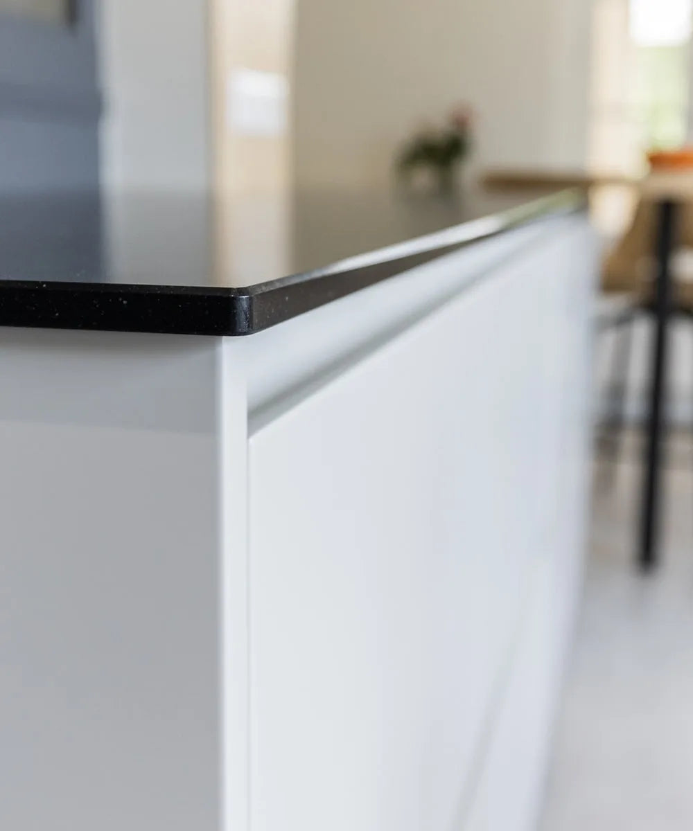 Détail du chant d’un plan Silestone Night Tebas, noir légèrement piqueté, à Vœuil-et-Giget