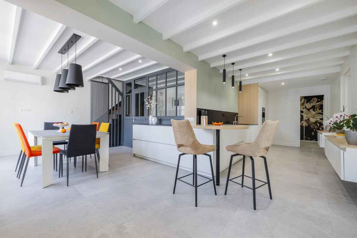 Pièce à vivre à Vœuil-et-Giget, cuisine en L avec plan Silestone Night Tebas