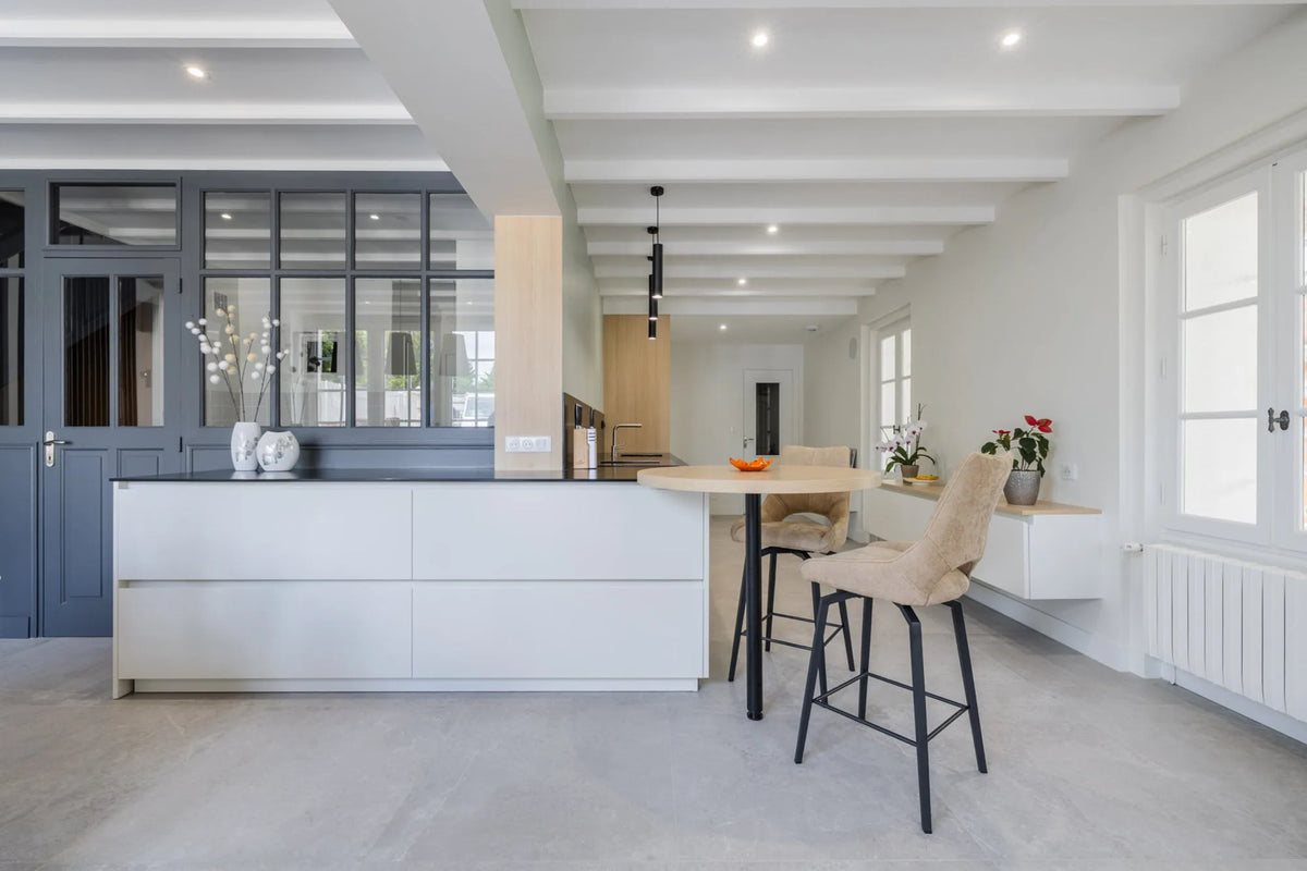 Cuisine en L à Vœuil-et-Giget, plan noir en Silestone Night Tebas sur meubles blancs