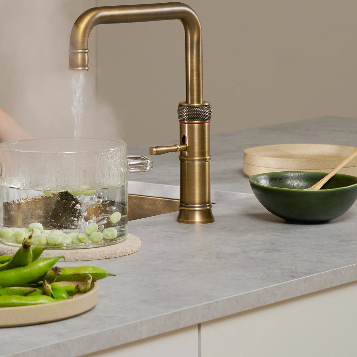 Quooker Classic Fusion Square finition Laiton patiné — robinet eau bouillante 100 °C en situation