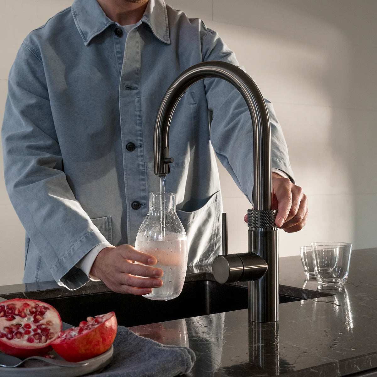 Eau filtrée réfrigérée au robinet Quooker Flex Round gunmetal avec CUBE