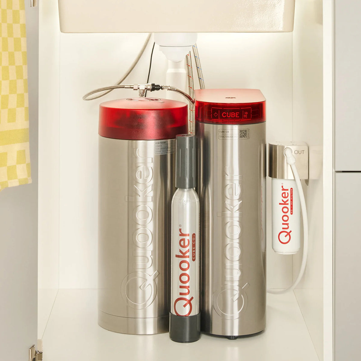 CUBE Quooker installé sous l’évier à côté d’un réservoir COMBI