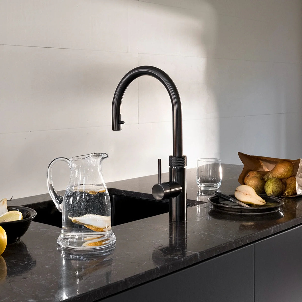 Quooker Flex Round finition Gunmetal — robinet eau bouillante 100 °C en situation