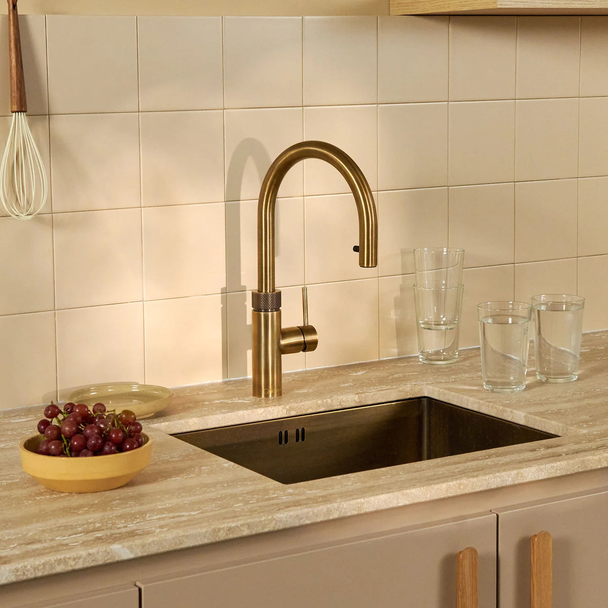 Quooker Flex Round finition Laiton patiné — robinet eau bouillante 100 °C en situation
