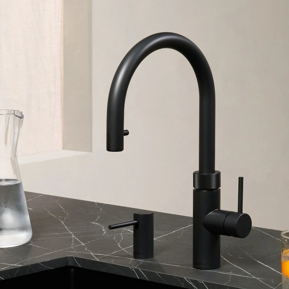 Quooker Flex Round finition Noir — robinet eau bouillante 100 °C en situation