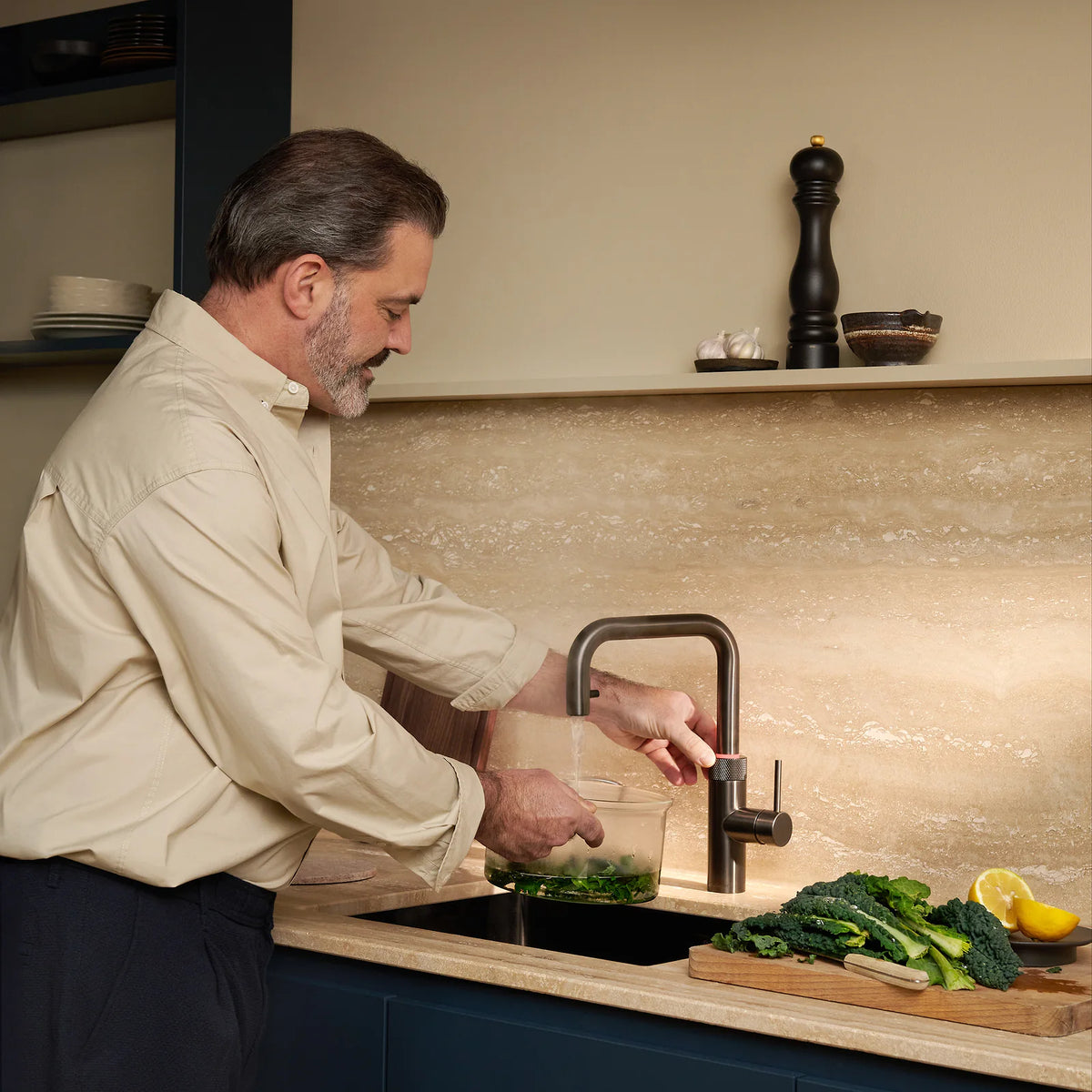 Quooker Flex Square finition Gunmetal — robinet eau bouillante 100 °C en situation