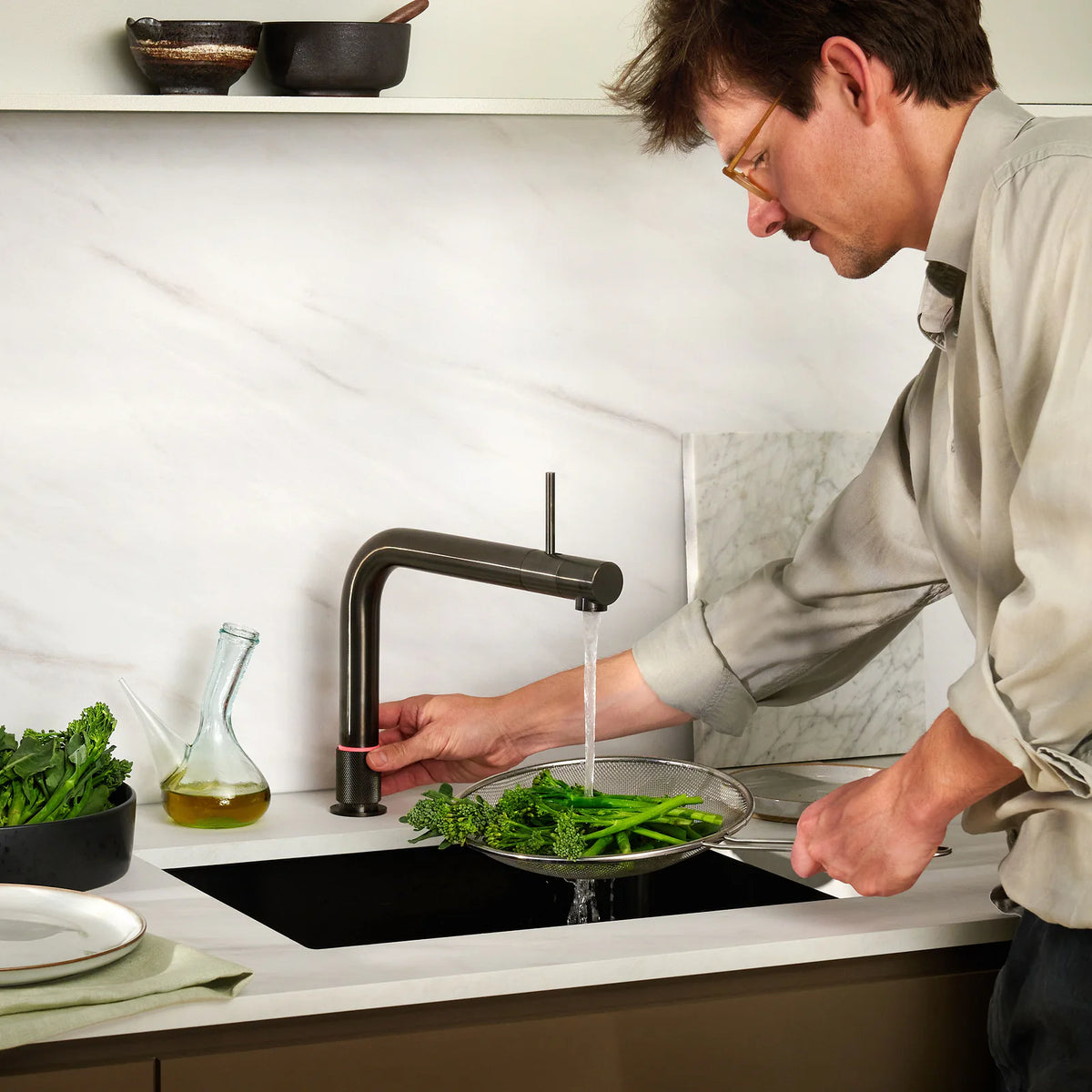 Quooker Front finition Gunmetal — robinet eau bouillante 100 °C en situation