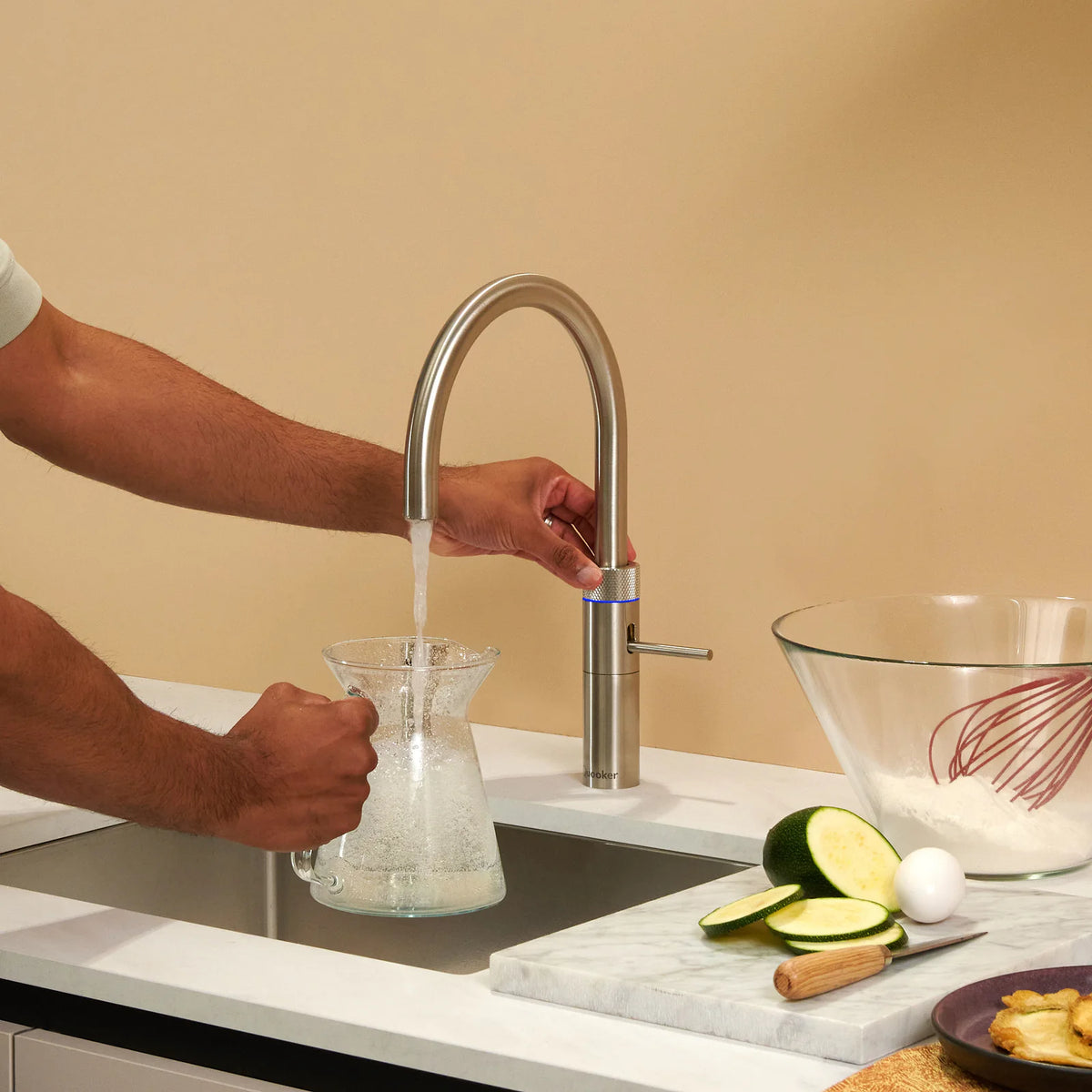 Quooker Fusion Round finition Acier inoxydable — robinet eau bouillante 100 °C en situation