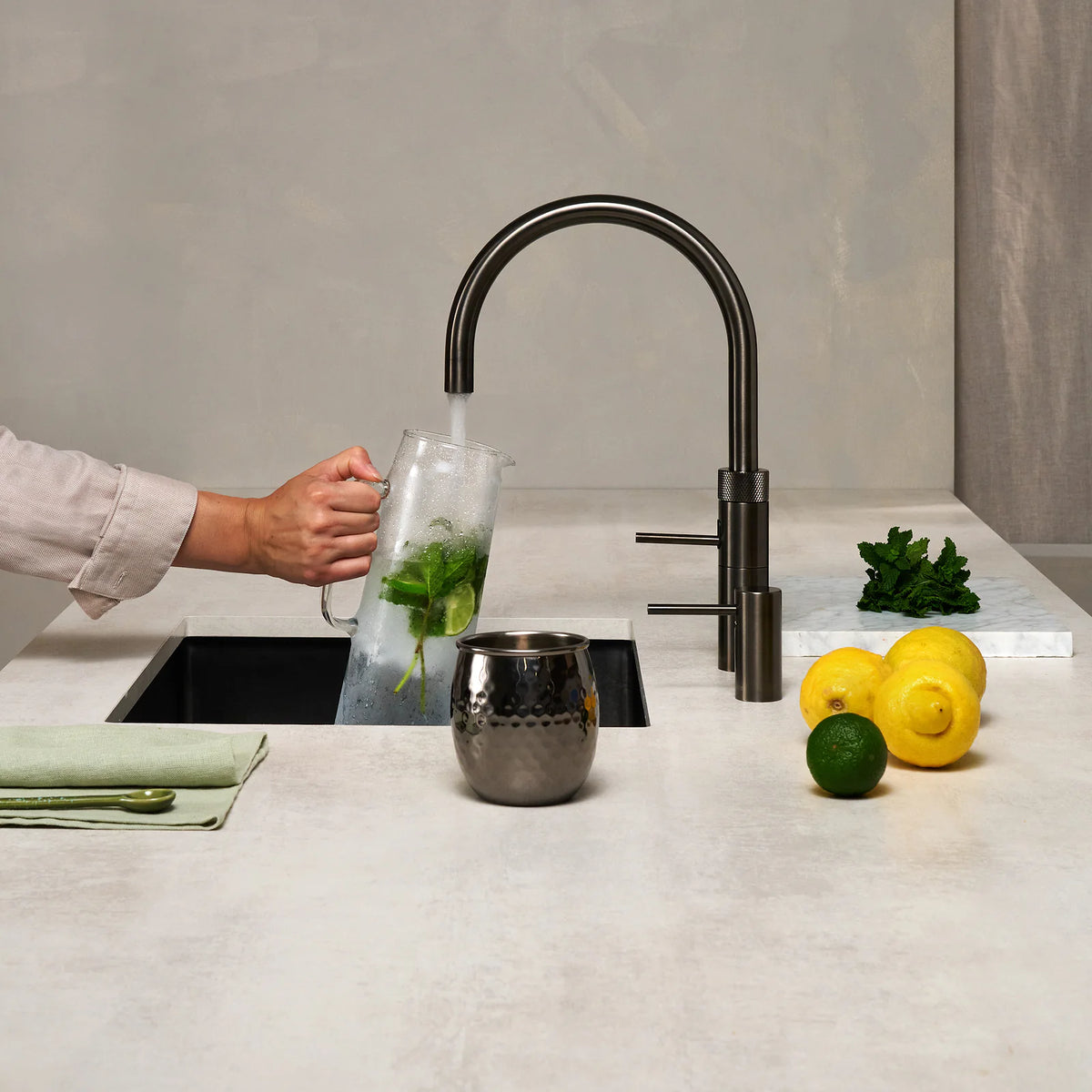 Quooker Fusion Round finition Gunmetal — robinet eau bouillante 100 °C en situation