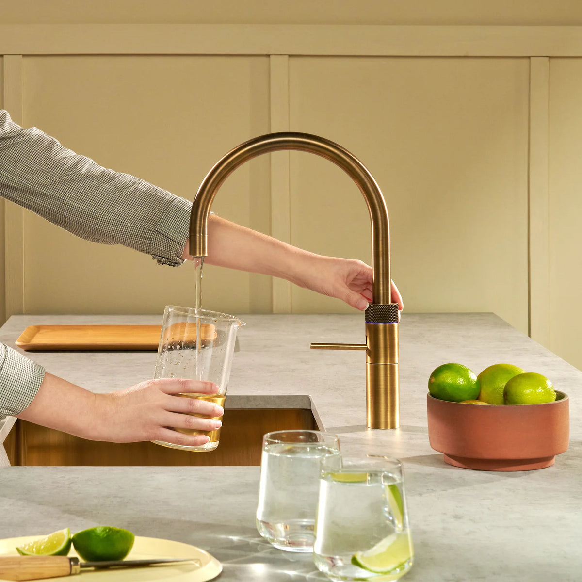 Quooker Fusion Round finition Laiton patiné — robinet eau bouillante 100 °C en situation