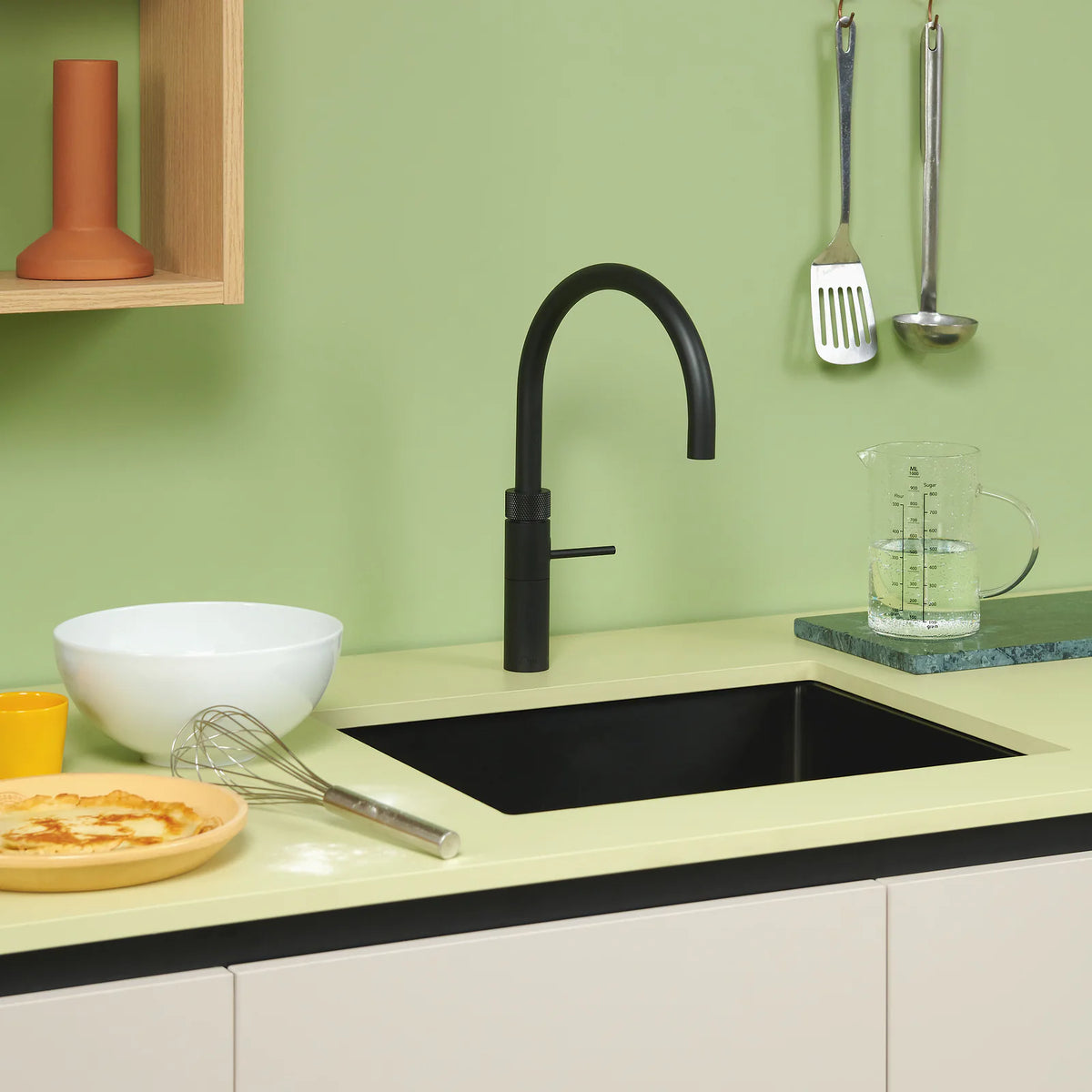 Quooker Fusion Round finition Noir — robinet eau bouillante 100 °C en situation