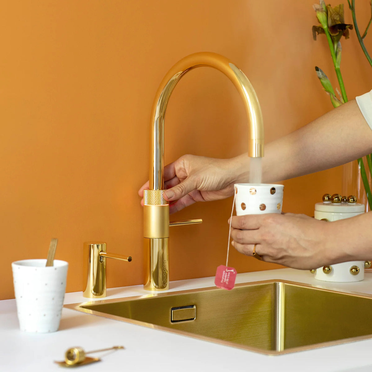Quooker Fusion Round finition Or — robinet eau bouillante 100 °C en situation