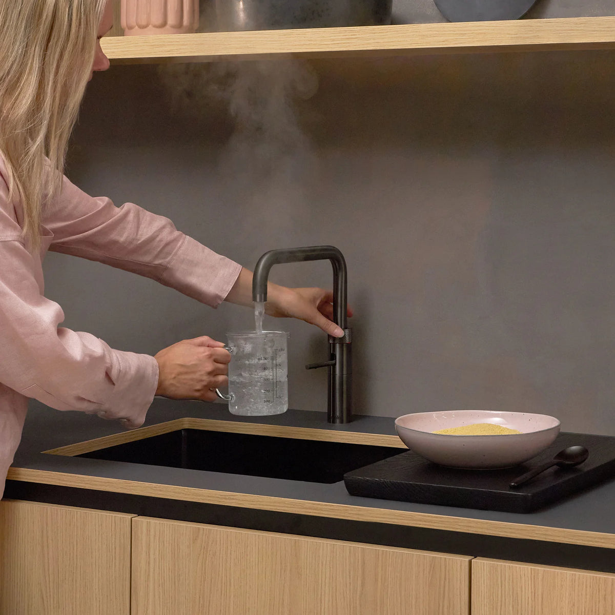 Quooker Fusion Square finition Gunmetal — robinet eau bouillante 100 °C en situation