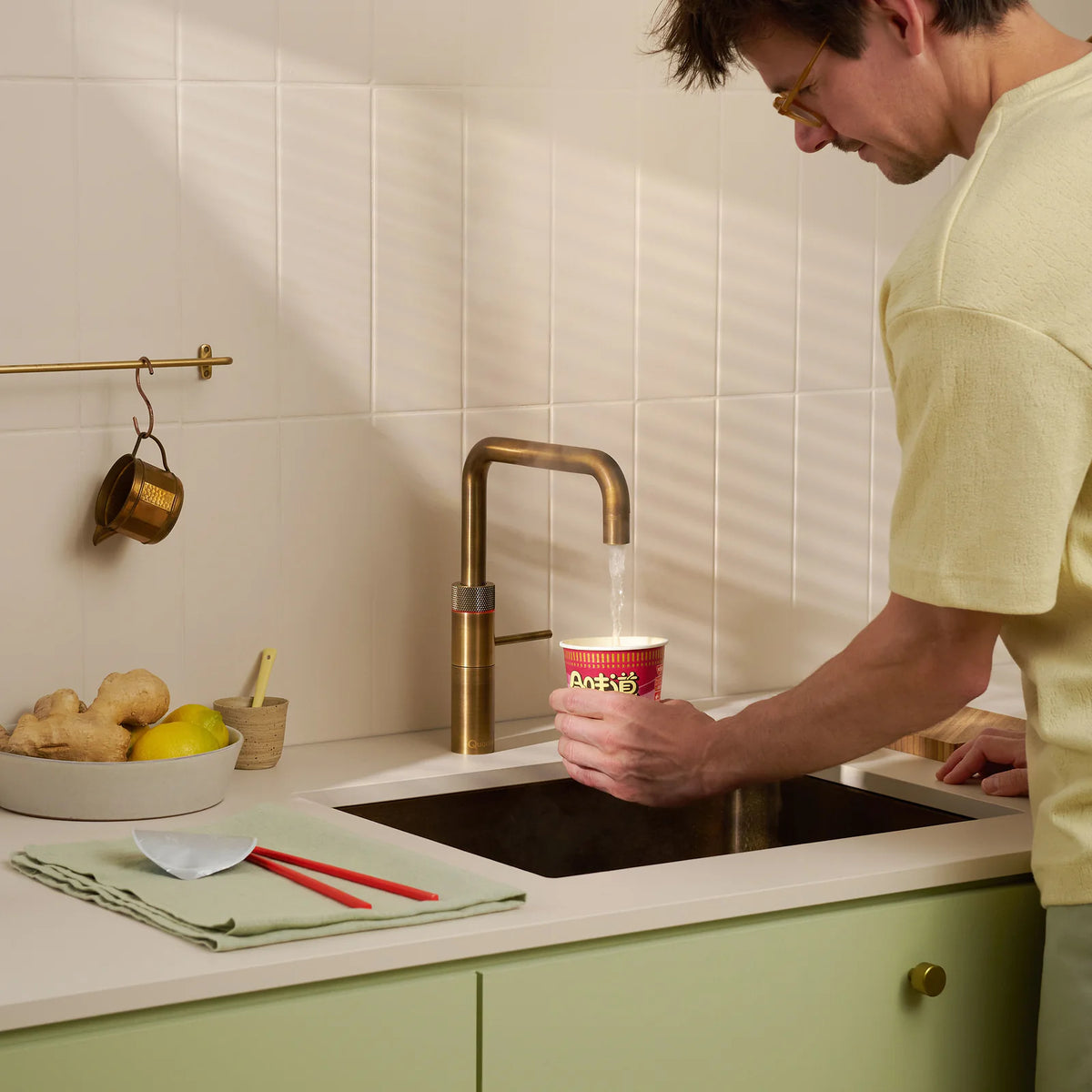 Quooker Fusion Square finition Laiton patiné — robinet eau bouillante 100 °C en situation