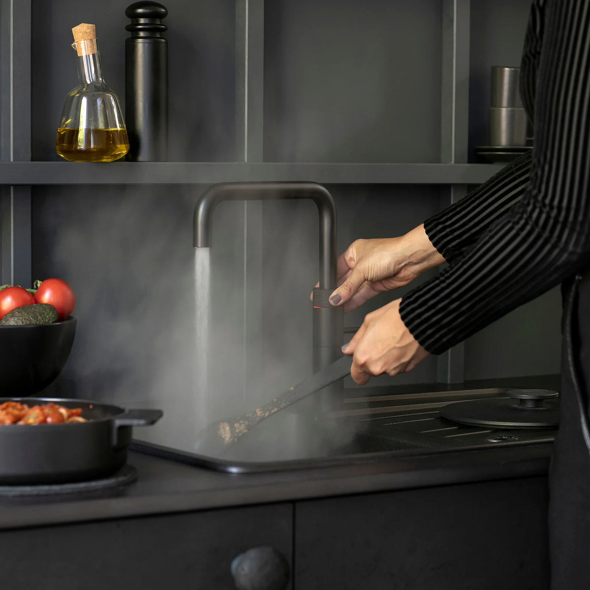 Quooker Fusion Square finition Noir — robinet eau bouillante 100 °C en situation