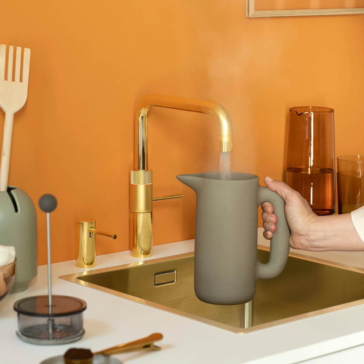 Quooker Fusion Square finition Or — robinet eau bouillante 100 °C en situation
