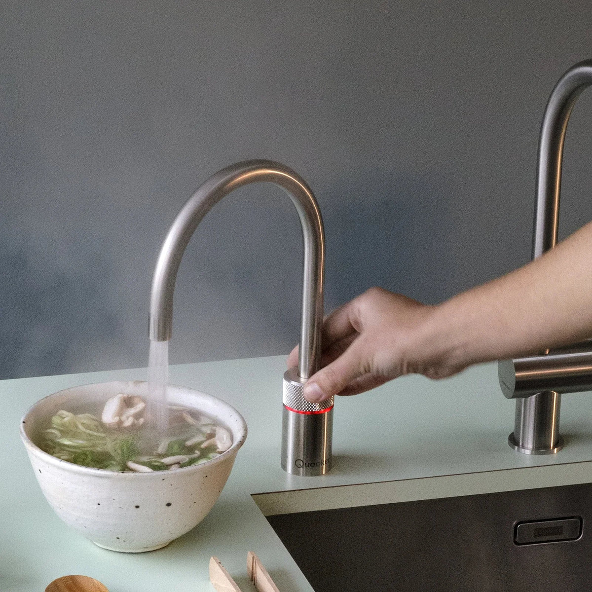 Quooker Nordic Single tap Round finition Acier inoxydable — robinet eau bouillante 100 °C en situation
