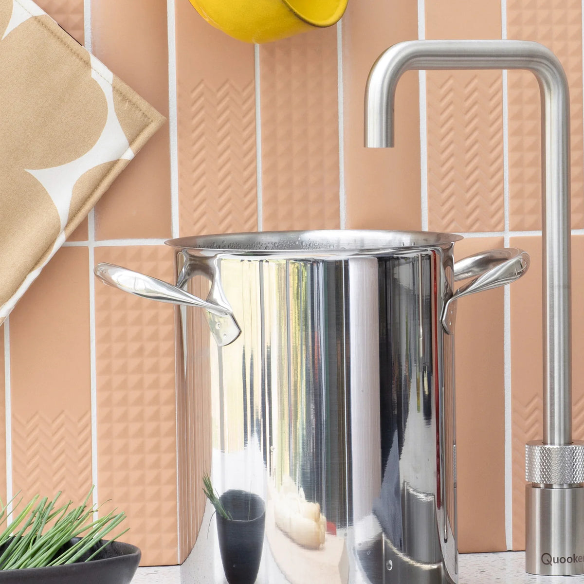 Quooker Nordic Single tap Square finition Acier inoxydable — robinet eau bouillante 100 °C en situation