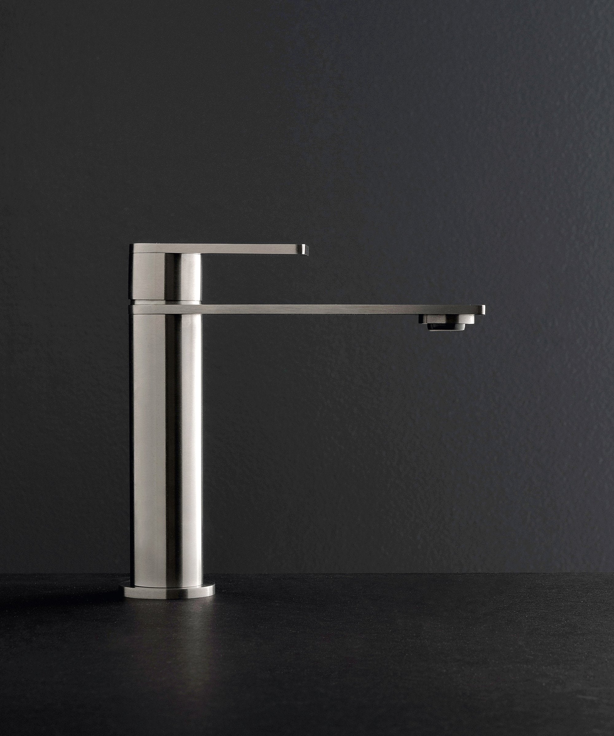 Robinet de lavabo Treemme 3.6 en métal brossé sur fond sombre