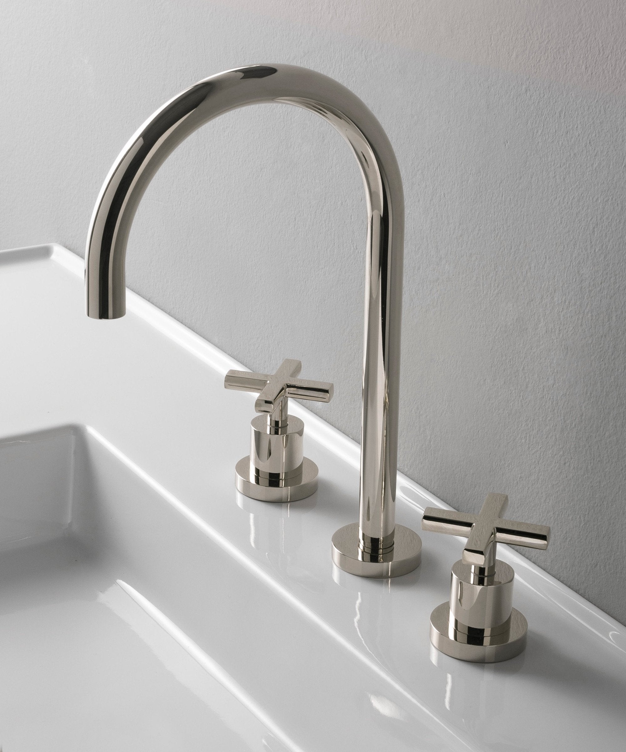 Robinet de lavabo Treemme Line chromé avec bec en arc