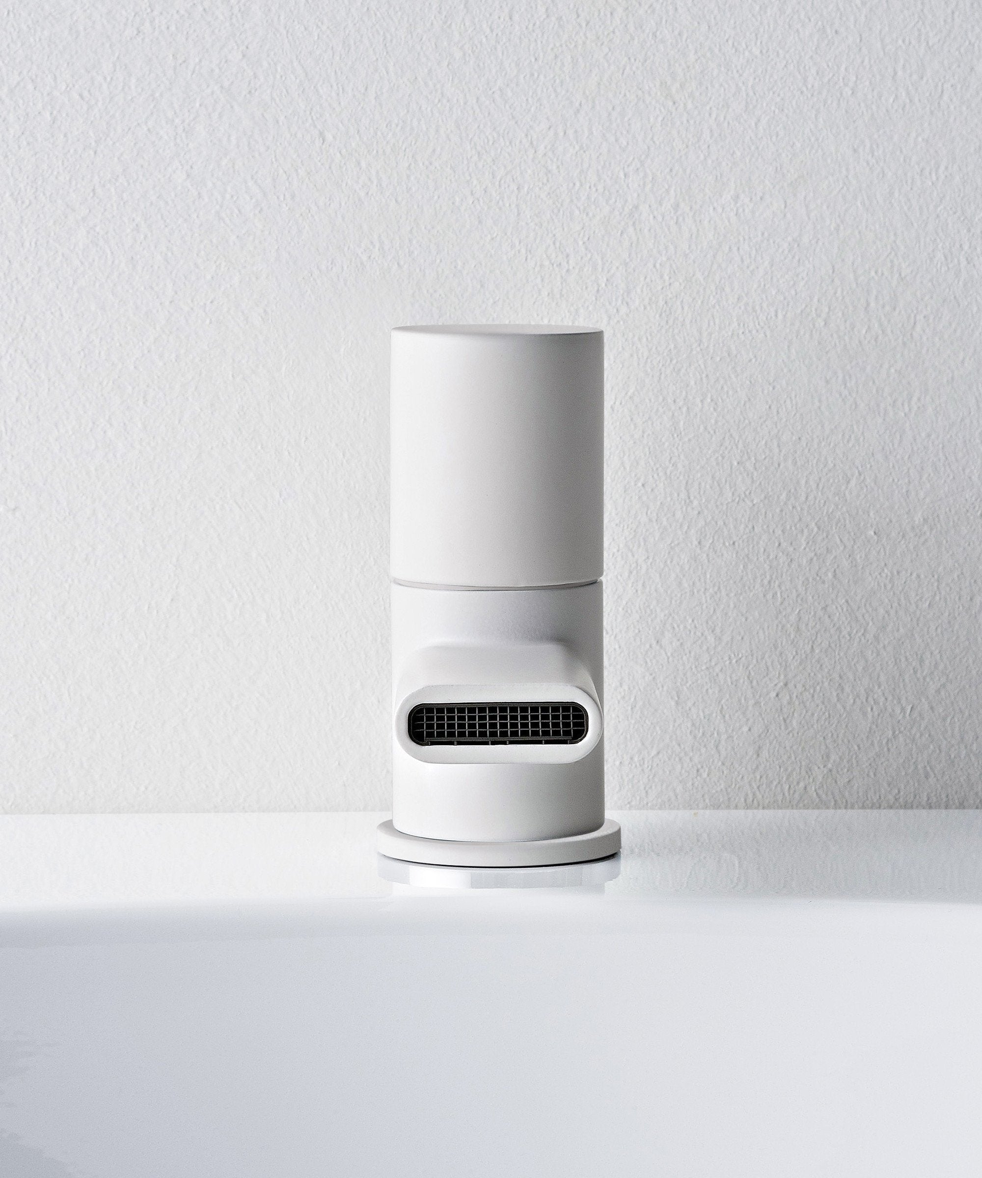 Détail du pied d’un robinet Treemme Nanotech blanc et noir