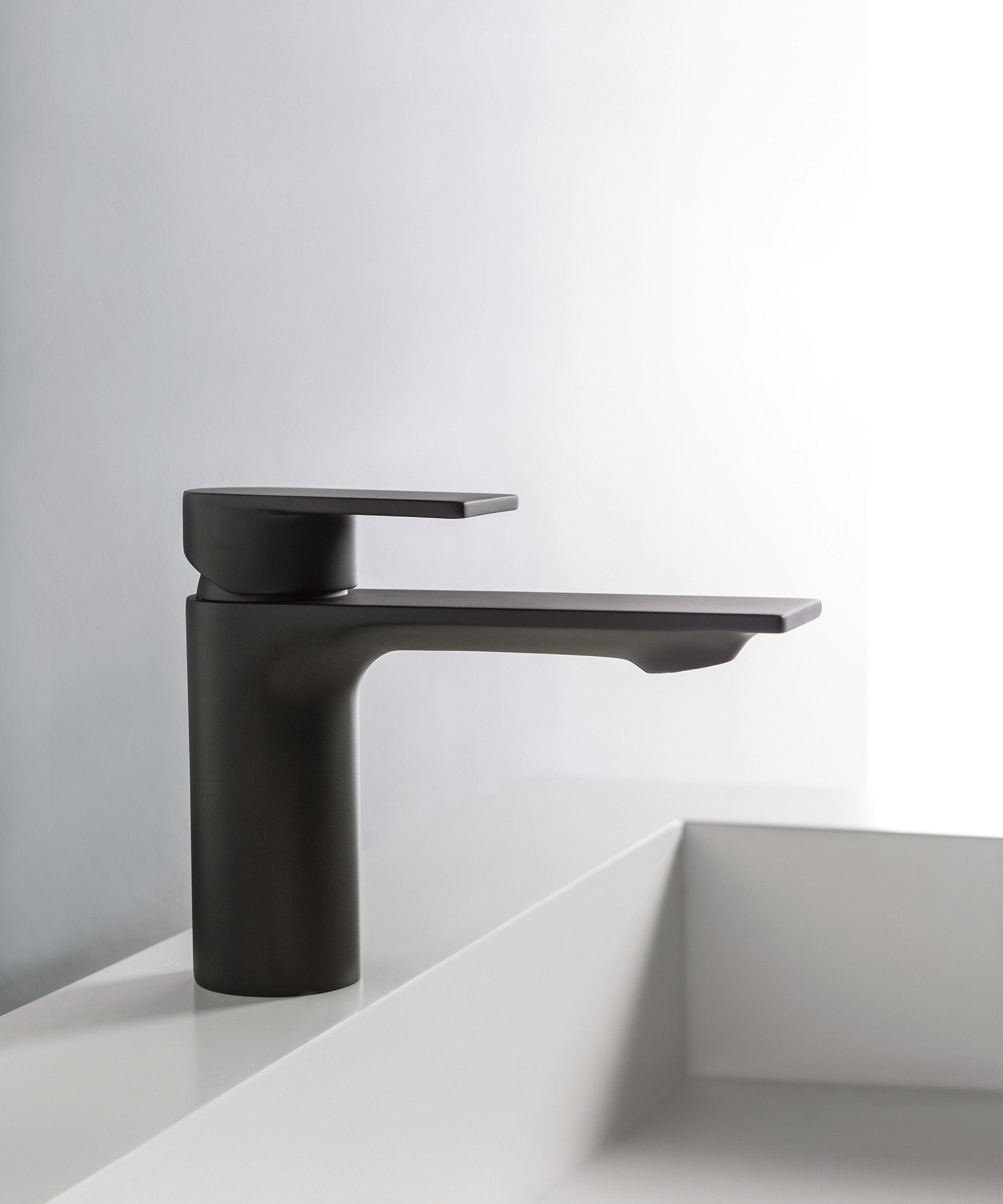 Robinet de lavabo Treemme Ran noir mat dans un décor lumineux