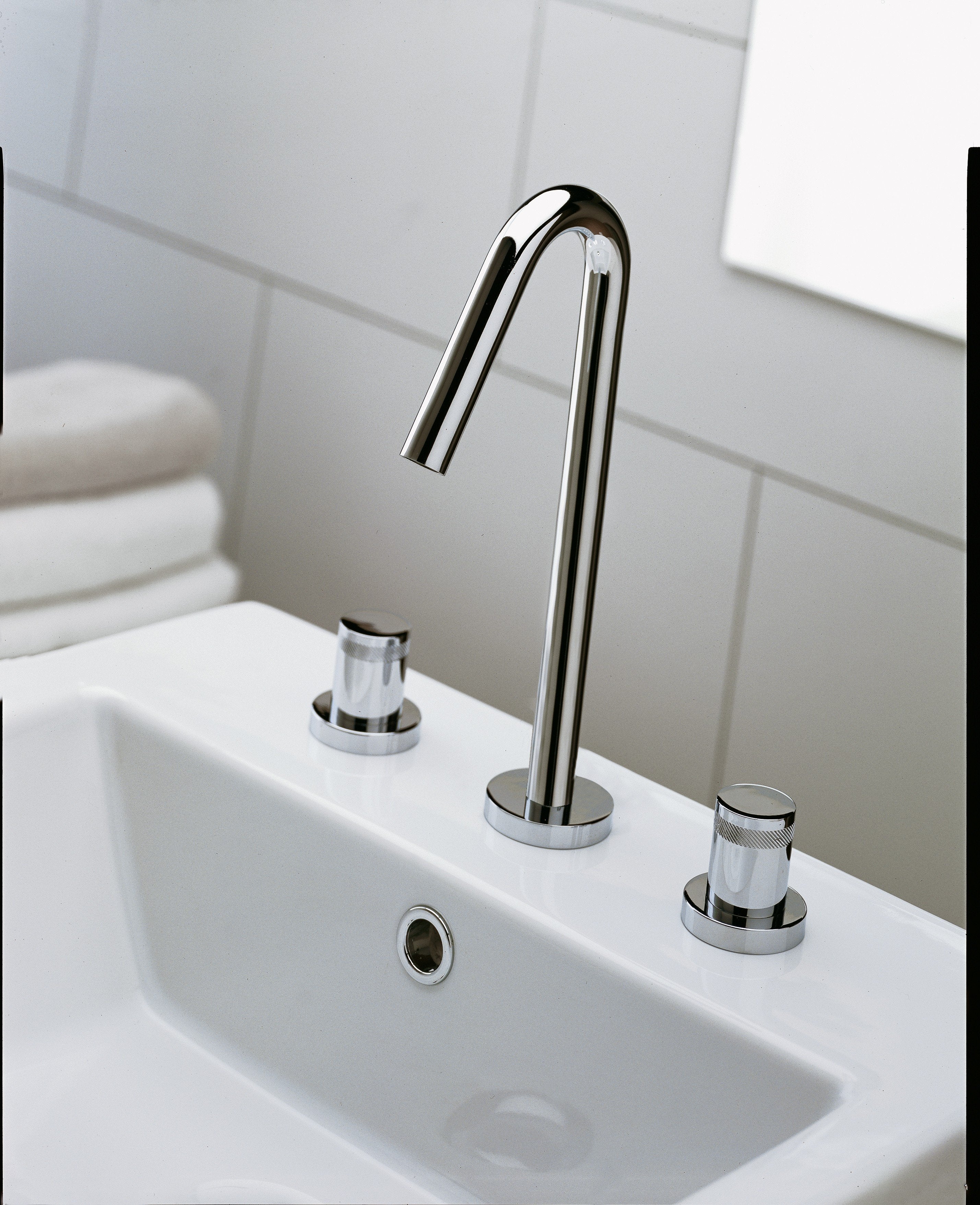 Robinet Treemme X-Change chromé à bec haut dans une salle de bain claire