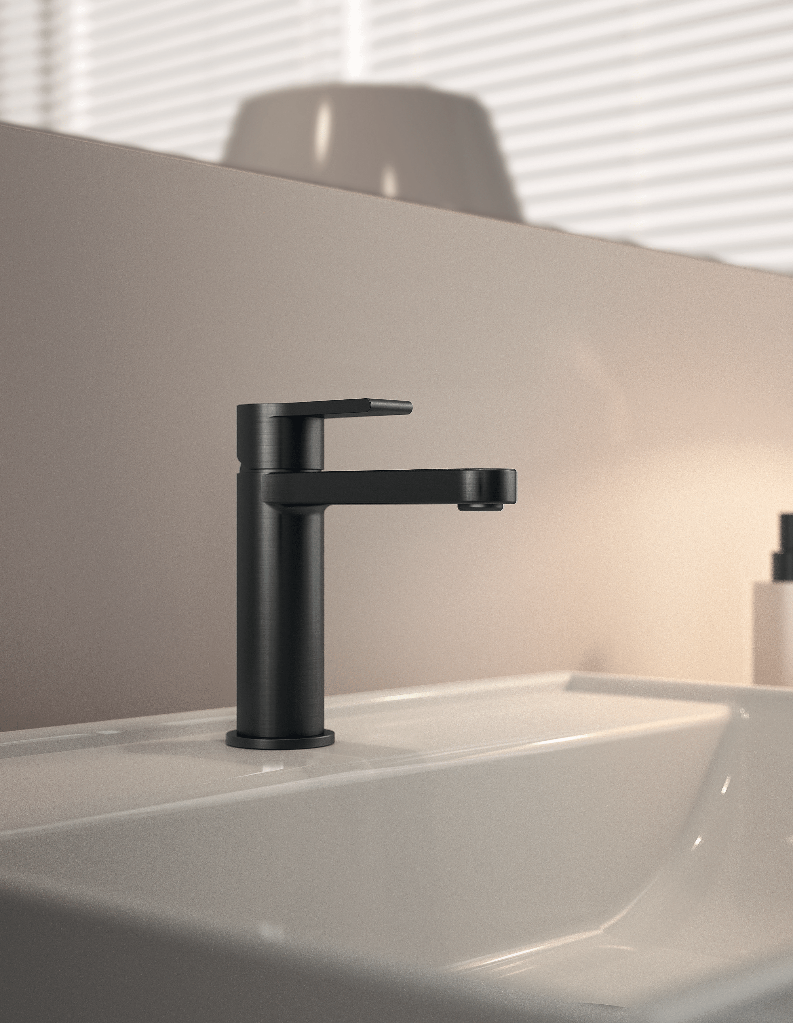 Robinet de lavabo Treemme Xero noir sur une vasque claire